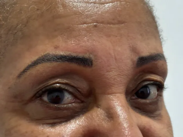 A mesma cliente de frente, com as sobrancelhas em nanobrows em destaque
