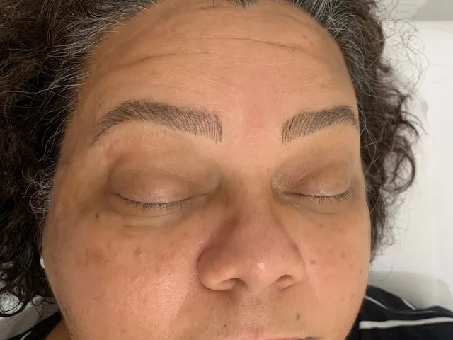 Cliente de cabelos grisalhos, de olhos fechados, com sobrancelhas fio a fio recém-feitas