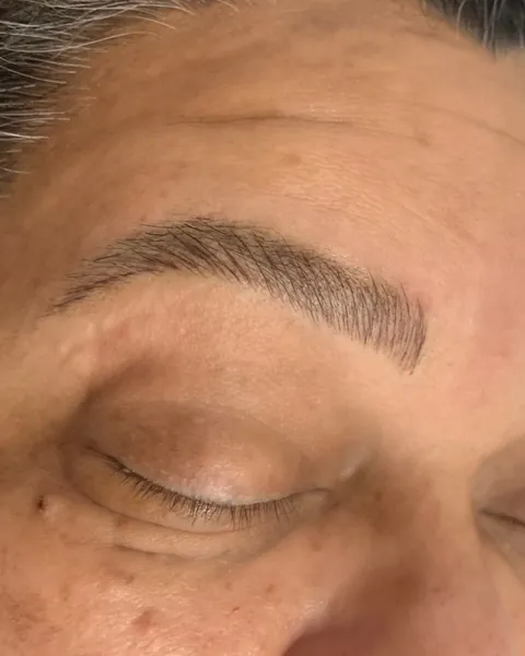 Close de sobrancelha fio a fio recém-feita
