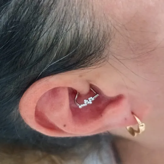 Orelha com piercing daith com pedrinhas