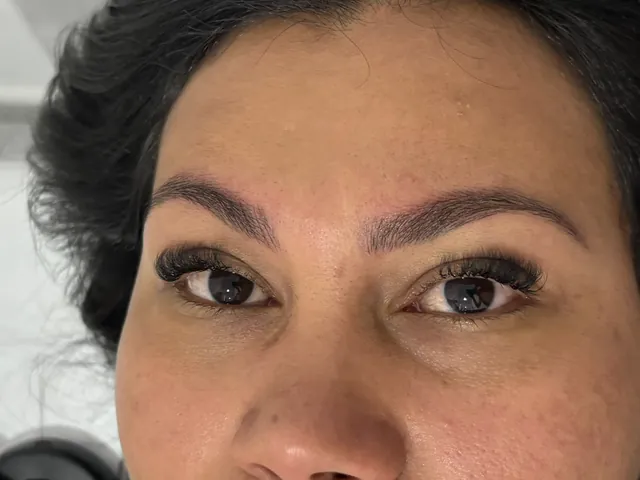 Cliente olhando para a câmera, com sobrancelhas e cílios feitos na La Vie Clinic, na Vila Galvão
